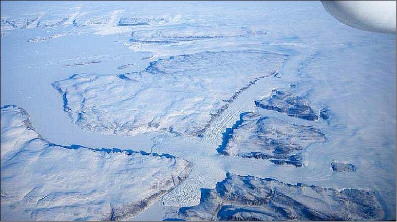 Figure 6: The convergence of two glaciers near Thule, Greenland can be seen in this photo from the cockpit of NASA's ER-2 Earth Resources aircraft during a MABEL laser altimeter validation flight (image credit: NASA)