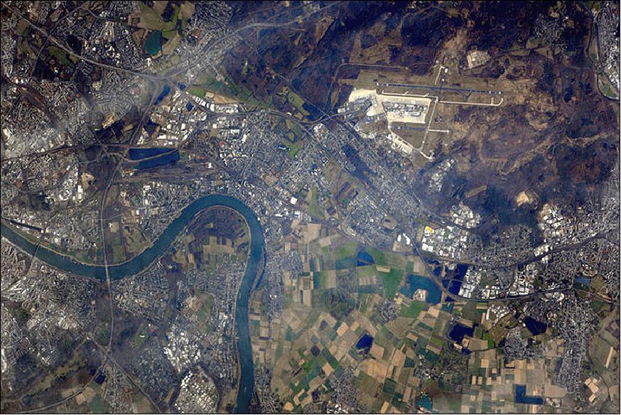 Figure 67: An astronaut image acquired on March 4, 2014 showing the Rhine river winding towards Cologne on the left and ESA's EAC located at DLR's site below the Cologne-Bonn Airport (image credit: NASA)