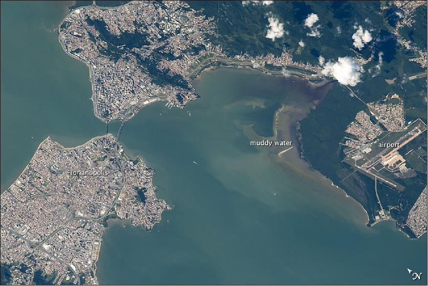 Figure 23: This photo was taken just 31 seconds after the glint point had moved off the view, and it shows quite different features in the water—especially the brown, muddy outflow of a small stream that enters the bay near the airport. Most coastlines show faint brown tinges in the water; these arise from wave action stirring up shoreline muds, as well as from city pollution.
