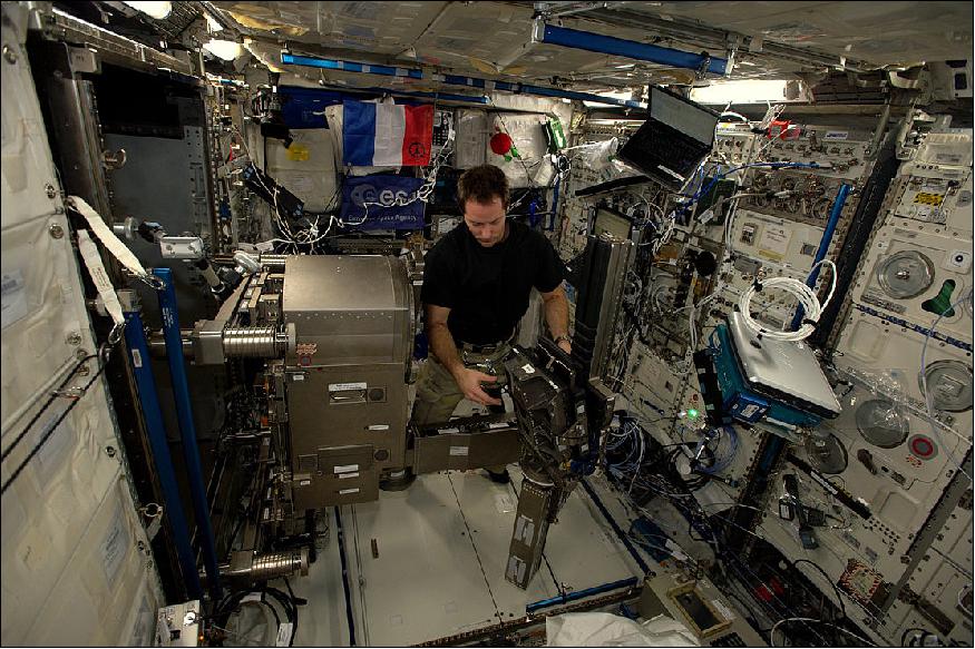 Figure 76: Photo of Thomas Pesquet in ESA's Columbus module testing the MARES machine (image credit: ESA/NASA)