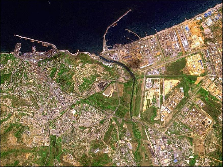 Figure 15: Global view of the town of Skikda with industrial zone observed with AlSat-2A at a resolution of 2.5 m (image credit: CNTS, ASAL) 26)