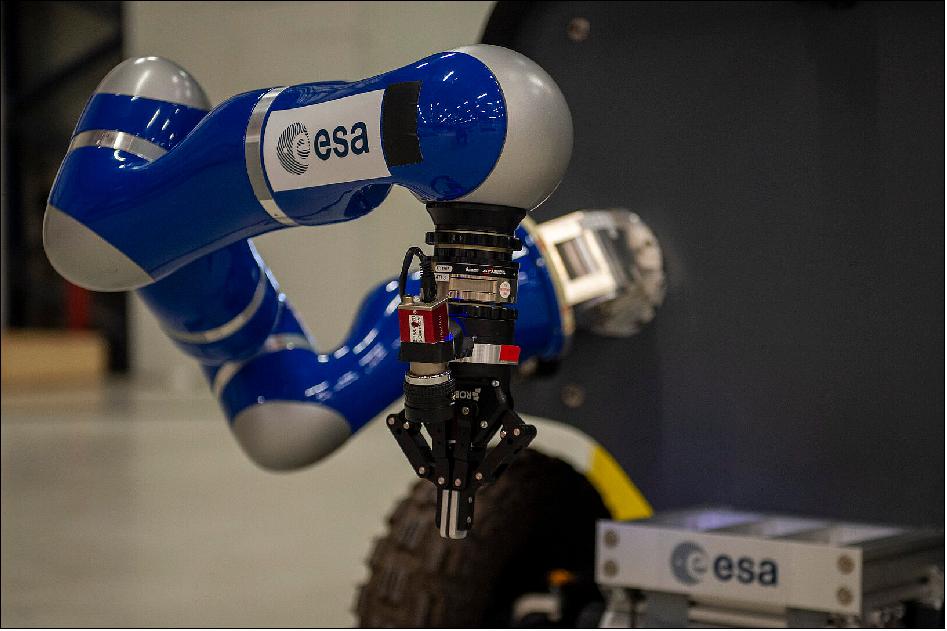 Figure 18: Sample collection gripper on the Analog-1 Interact rover (image credit: ESA)