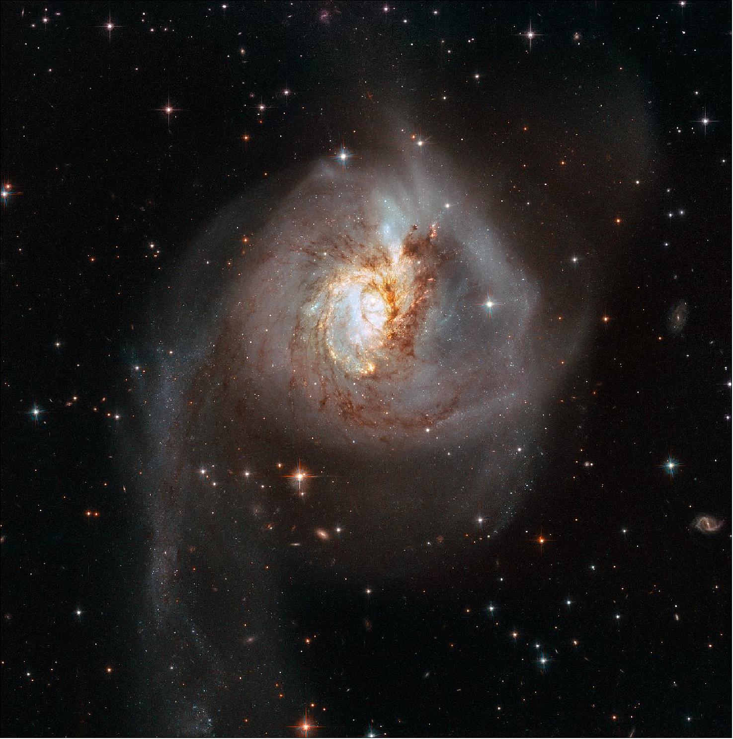 Figure 34: This image, taken with the Wide Field Camera 3 (WFC3) and the Advanced Camera for Surveys (ACS), both installed on the NASA/ESA Hubble Space Telescope, shows the peculiar galaxy NGC 3256. The galaxy is about 100 million light-years from Earth and is the result of a past galactic merger, which created its distorted appearance. As such, NGC 3256 provides an ideal target to investigate starbursts that have been triggered by galaxy mergers (image credit: ESA/Hubble, NASA, CC BY 4.0)